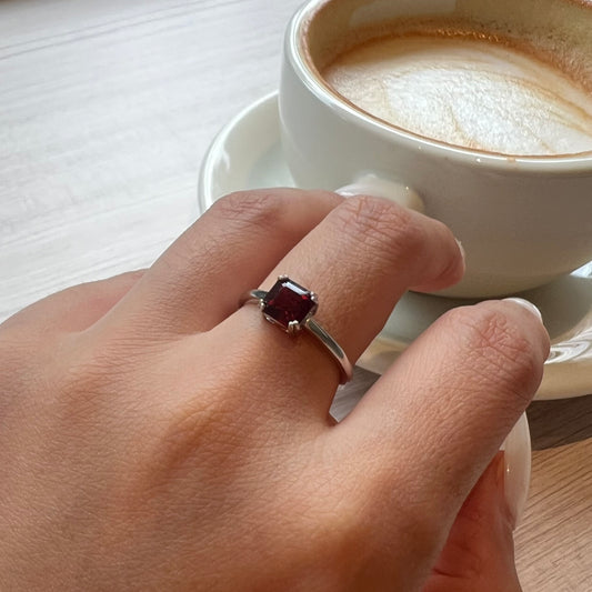 Garnet Ring – Heart’s Guard